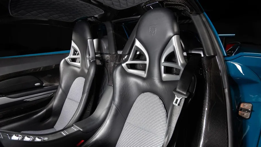 Porsche Carrera GT — photo posted by @alexpinson5